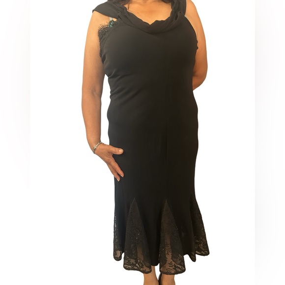 Elegant Black Evening Gown - Picture 3 of 4